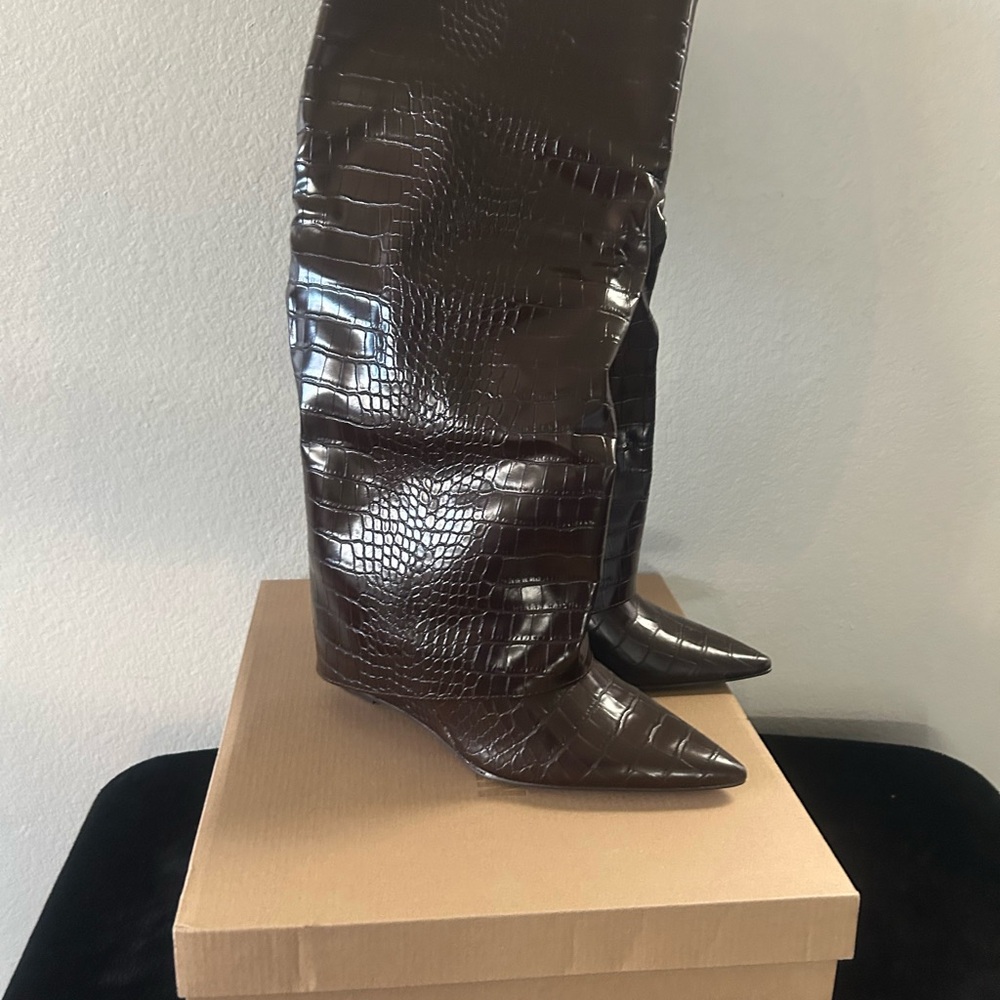 Elegant Brown Crocodile-Embossed Women's Boots
